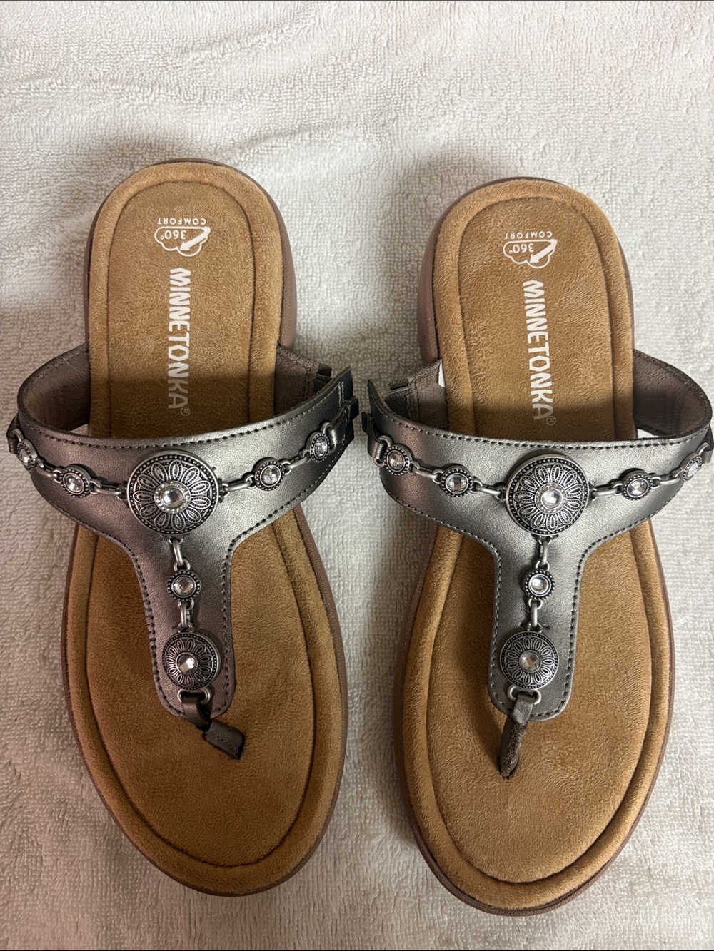 New Minnetonka Gray Leather, Silver Embellished Thong Sandals New without tags